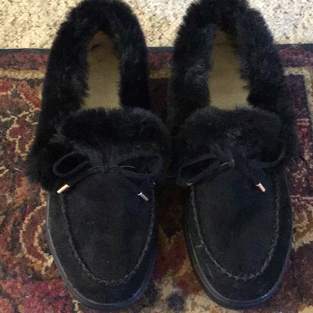 Slipper shoe cute size 10. Black warm Sherpa like inside faux outside.